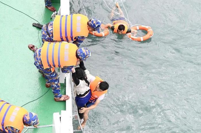 Tàu HQ 629 của Vùng 3 Hải quân tiếp cận và đưa Phương lên tàu an toàn. Ảnh: Ngọc Cường