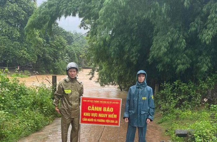 Chính quyền, lực lượng chức năng đưa ra cảnh báo và tổ chức lực lượng đảm bảo an toàn cho người dân. Ảnh: Minh Hạnh