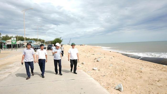 Lãnh đạo UBND TP Huế kiểm tra tiến độ xử lý sạt lở bờ biển tại bãi tắm Thuận An. Ảnh: N.Hiếu.
