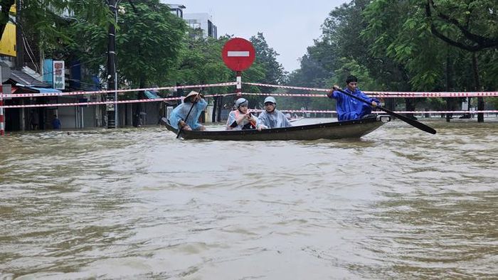 Tuyến đường Lê Duẩn - phía bắc cầu Phú Xuân ngập sâu trong đợt lũ cuối tháng 10/2025. Ảnh: H.Dũng.