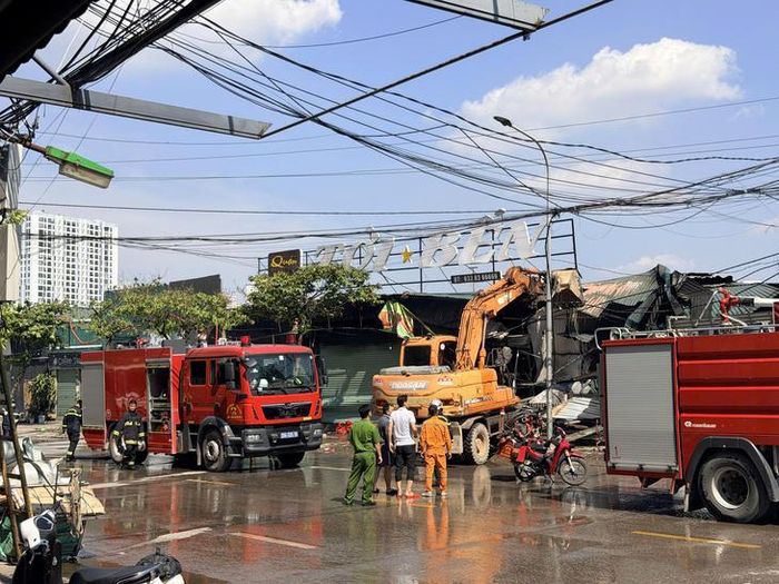 Chiều 9/8, khu vực mua bán sắt vụn, phế liệu trên đường 25m, phường Thanh Liệt, Hà Nội bất ngờ xảy ra cháy. (Ảnh ĐTĐH)