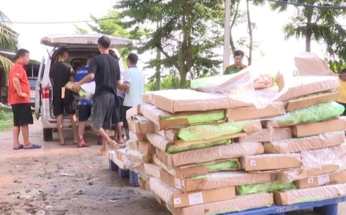 Lực lượng chức năng tiến hành tiêu hủy toàn bộ gần 1,3 tấn bàn chân gà đông lạnh không rõ nguồn gốc. Ảnh: Cắt từ clip.