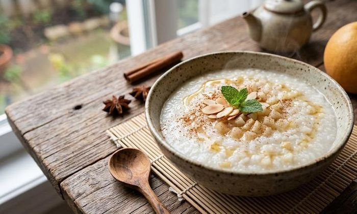 Cháo lê món ăn phù hợp để thay đổi khẩu vị trong những ngày thời tiết chuyển mùa. Ảnh: AI.