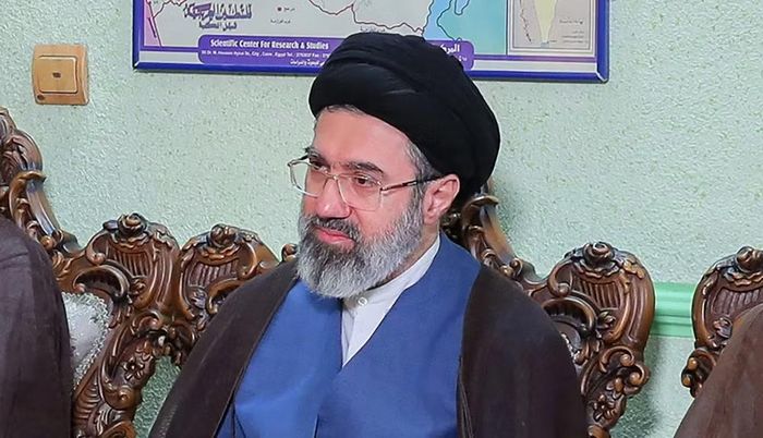 Sau đó, ông Mazaher Hosseini, lãnh đạo bộ phận lễ tân thuộc Văn phòng Lãnh tụ Tối cao Iran, cho biết ông Khamenei đã hồi phục hoàn toàn sức khỏe nhưng chưa thể xuất hiện công khai.