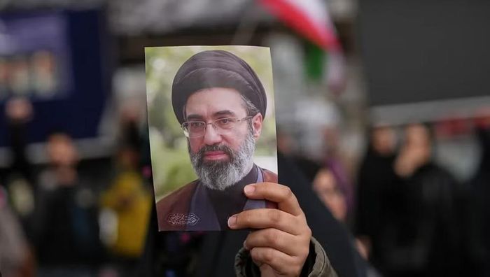 Truyền thông Israel ngày 7/8 đưa tin ông Mojtaba đang trong tình trạng "cực kỳ nguy kịch". Báo Jerusalem Post dẫn các nguồn tin cho rằng giới lãnh đạo Iran đang lo ngại về sức khỏe của Lãnh tụ Tối cao.