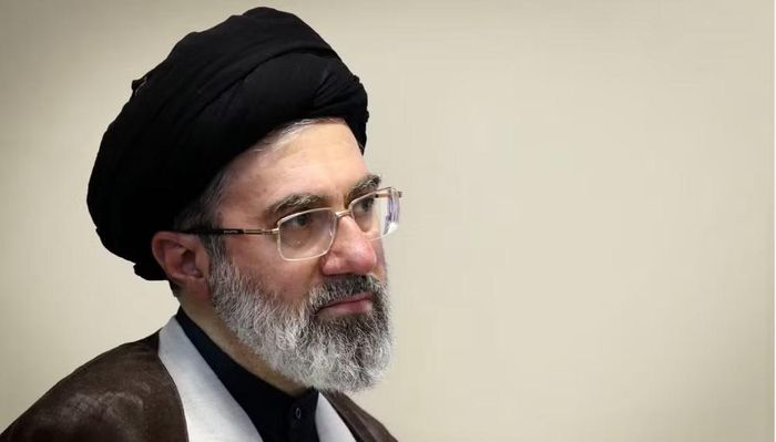 Những tuyên bố bằng văn bản của ông đều được truyền hình nhà nước Iran đọc lại.