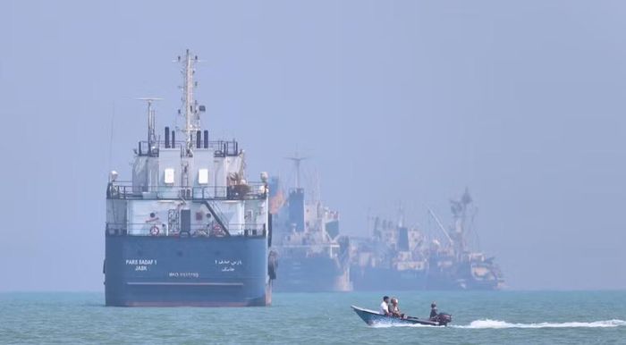 Theo phương án này, tuyến hàng hải tạm thời gần đảo Larak của Iran và tuyến qua lãnh hải Oman sẽ được đóng.