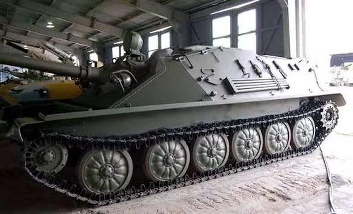 Một đặc điểm độc đáo của khẩu pháo tự hành này là khả năng thả dù từ máy bay vận tải quân sự. Tuy nhiên chỉ có máy bay An-22 và Il-76 cỡ lớn là phù hợp để vận tải, trong khi chiếc An-12 nhỏ hơn chỉ có thể mang nó và hạ cánh xuống sân bay.