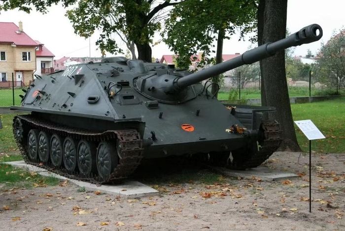 Tốc độ tối đa của ASU-85 là 45 km/h trên đường nhựa và khoảng 30 km/h trên địa hình gồ ghề, dự trữ nhiên liệu cho tầm hoạt động là 360 km, trọng lượng chiến đấu ở mức 15, 5 tấn, kíp chiến đấu gồm 4 người.