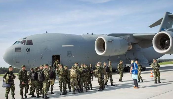 Sau nhiều công đoạn, Boeing và Đơn vị Bảo dưỡng số 445 lắp tấm thân vỏ hoàn chỉnh lên máy bay vào tháng 7.