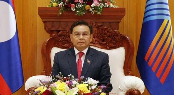 Vì vậy, nếu thế hệ ông Kaysone Phomvihane thuộc lớp người trực tiếp gây dựng và lãnh đạo cách mạng Lào, thì ông Xaysomphone Phomvihane đại diện cho thế hệ kế tiếp có nhiệm vụ duy trì những nền tảng chính trị được hình thành sau cách mạng.