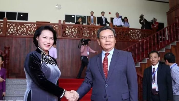 Dưới thời ông Xaysomphone, Quốc hội Lào và Quốc hội Việt Nam duy trì các chuyến thăm cấp cao, trao đổi kinh nghiệm về xây dựng pháp luật, giám sát và quyết định những vấn đề quan trọng của đất nước.