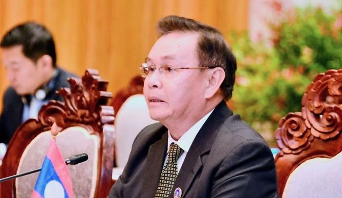 Năm 1975, khi cách mạng Lào giành thắng lợi, ông Xaysomphone mới 18 tuổi. Một năm sau, ông gia nhập Đảng Nhân dân Cách mạng Lào và bắt đầu tham gia công tác trong bộ máy chính trị của đất nước.
