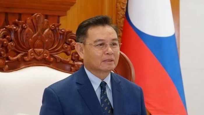 Từ đây, ông từng bước trưởng thành qua nhiều vị trí ở địa phương và trung ương, trong bối cảnh Lào bước vào giai đoạn xây dựng và củng cố chính quyền sau chiến tranh.