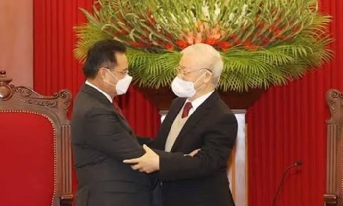 Trên cương vị Chủ tịch Mặt trận Lào xây dựng đất nước, ông thúc đẩy hợp tác với Mặt trận Tổ quốc Việt Nam, tăng cường trao đổi kinh nghiệm và giao lưu nhân dân.