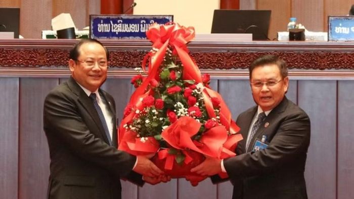 Giai đoạn 1974-1976, ông học tại Trường Quân sự ở Viengxay. Sau đó, ông sang Liên Xô học tại Đại học Tổng hợp Moskva và tiếp tục nghiên cứu kinh tế chính trị tại Học viện Khoa học Xã hội Liên Xô.
