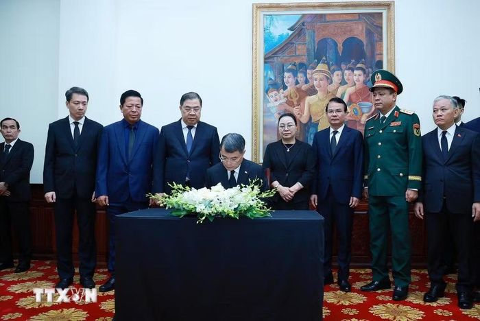 Thủ tướng Lê Minh Hưng ghi sổ tang, viếng Chủ tịch Quốc hội Lào Xaysomphone Phomvihane. (Ảnh: Dương Giang/TTXVN).