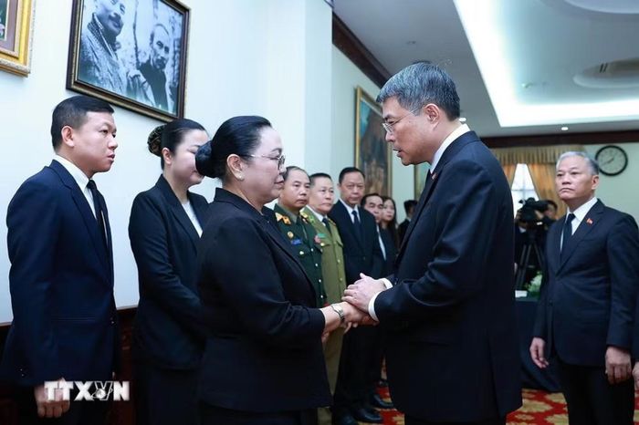 Thủ tướng Lê Minh Hưng chia sẻ với cán bộ, nhân viên Đại sứ quán và nhân dân Lào. (Ảnh: Dương Giang/TTXVN).