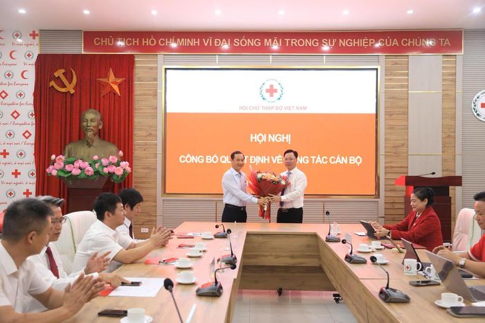 Ông Nguyễn Thái Học, Phó Bí thư Đảng ủy MTTQ, các đoàn thể Trung ương chúc mừng ông Nguyễn Sỹ Trường. Ảnh: PV