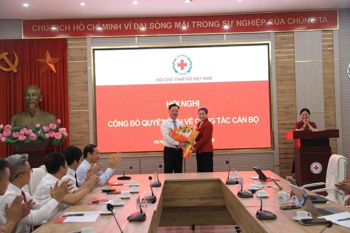 Tại Hội nghị, bà Đỗ Thị Thu Thảo, Bí thư Đảng ủy, Chủ tịch Hội Chữ thập đỏ Việt Nam trao Quyết định, tặng hoa chúc mừng và phát biểu giao nhiệm vụ đối với ông Nguyễn Sỹ Trường. Ảnh: PV