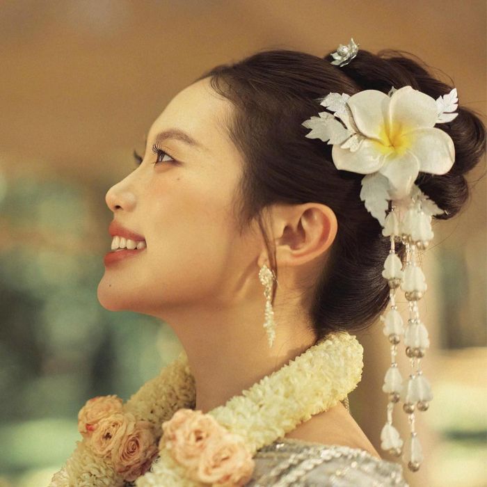 Phương Mỹ Chi xuất hiện trong MV với vẻ nữ tính, dịu dàng, đằm thắm và trưởng thành. Ảnh: NVCC