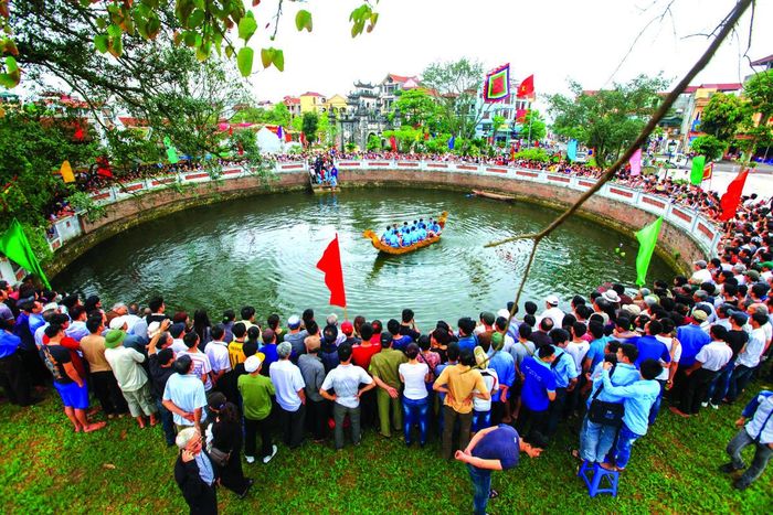 Bên giếng làng ngày hội. Ảnh: Lê Bích.