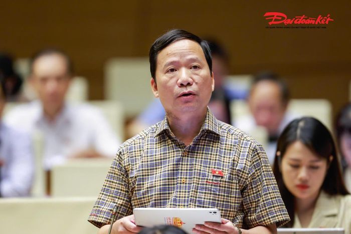 Đại biểu Đặng Hồng Ân, Đoàn ĐBQH tỉnh Lạng Sơn phát biểu. (Ảnh: Quang Vinh)