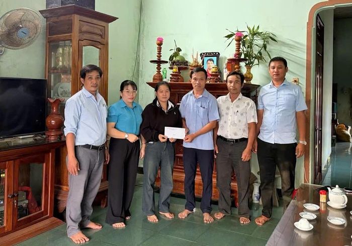 Ban Thường trực Ủy ban MTTQ Việt Nam phường Tam Quan vừa tổ chức thăm hỏi, trao kinh phí đỡ đầu cho 2 em nhỏ có cha mất trong đại dịch Covid-19. Ảnh: ĐS.