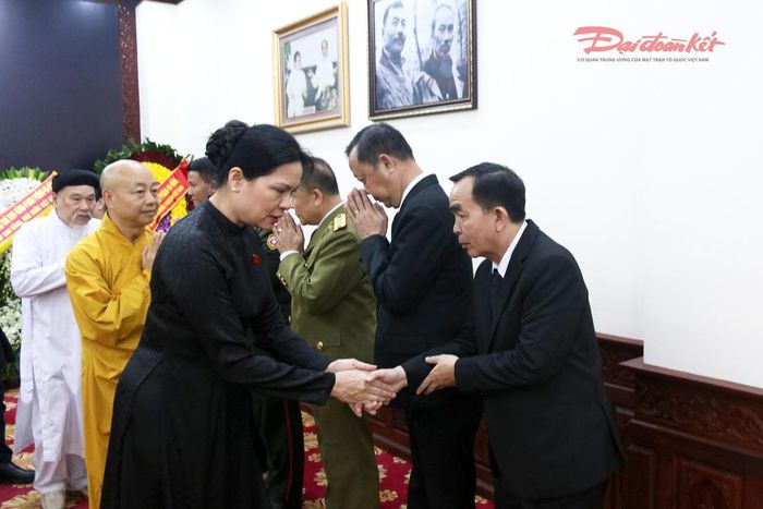 Phó Chủ tịch – Tổng Thư ký Hà Thị Nga chia buồn với các đại biểu tại Đại sứ quán Lào.