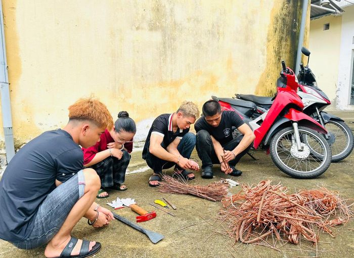Lõi đồng được 4 người bóc tách, sau đó mang bán cho cơ sở buôn phế liệu. Ảnh: CATH