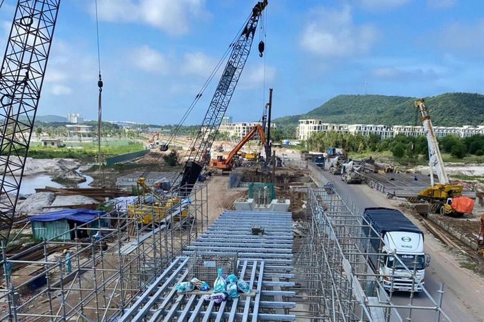 Dự kiến, sau khi phần thô khép lại, giai đoạn tháng 1 - tháng 2/2027, dự án sẽ đón những đoàn tàu đầu tiên về đến Phú Quốc để lắp đặt thiết bị. Công trình dự kiến hoàn thiện cơ bản và chạy thử nghiệm hệ thống vào tháng 6/2027, trước khi chính thức khai thác thương mại vào tháng 8/2027. Ảnh: B.T