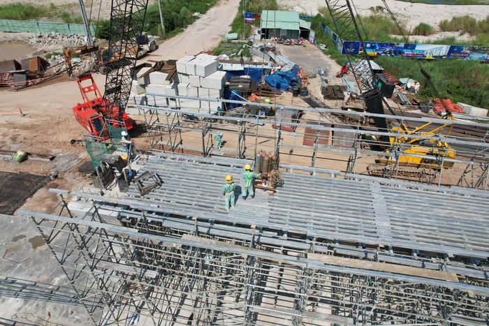Bên cạnh địa chất, dự án còn vướng các vị trí giao cắt hạ tầng kỹ thuật hiện hữu gồm hệ thống đường điện và đường cấp nước chính của địa phương, đòi hỏi đơn vị thi công vừa làm vừa di dời phức tạp. Thêm vào đó, việc triển khai đồng thời dự án LRT Phú Quốc và nâng cấp đường tỉnh ĐT.975 tạo ra áp lực lớn, nhất là khi hệ thống thoát nước chung của khu vực vẫn đang trong quá trình xây dựng. Ảnh: Ánh Dương