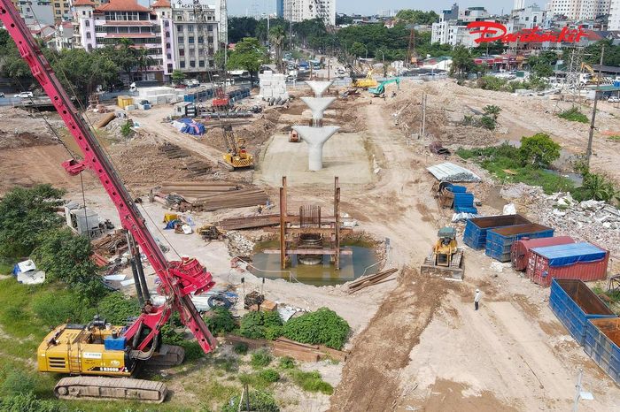 Mục tiêu của thành phố là hoàn thành toàn bộ dự án trước ngày 31/12/2026. Để đáp ứng tiến độ, các nhà thầu đang tổ chức thi công với cường độ cao, huy động thêm máy móc, nhân lực và triển khai nhiều hạng mục cùng lúc.