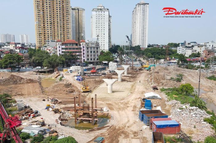 Từ một dự án từng nhiều năm dang dở, công trường nút giao Phạm Tu - đường 70 đang từng bước hình thành diện mạo mới. Những trụ cầu đang vươn lên giữa khu vực vốn thường xuyên ùn tắc mang theo kỳ vọng về một nút giao hoàn chỉnh, hiện đại hơn trước khi bước sang năm 2027.