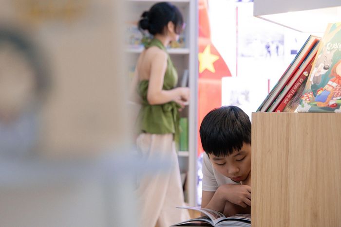 Đặc biệt trong kỳ nghỉ hè, nhà sách trở thành một địa điểm mà phụ huynh có thể đưa con đến đọc sách trong thời gian rảnh. Chia sẻ với Tri Thức - Znews, ông Nguyễn Huy Hải, Giám đốc chi nhánh TP.HCM của nhà sách Huy Hoàng, cho rằng việc trẻ đến nhà sách đọc sách là tín hiệu tích cực đối với văn hóa đọc.