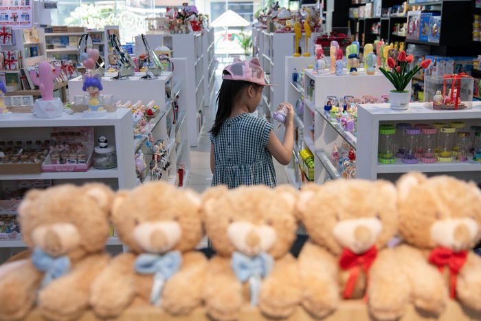Với trẻ em, bài toán này được xử lý bằng cách bố trí khu vực thiếu nhi ở một góc riêng. Các em vẫn có thể ngồi đọc thoải mái nhưng hạn chế ảnh hưởng đến lối đi của những khách hàng khác.