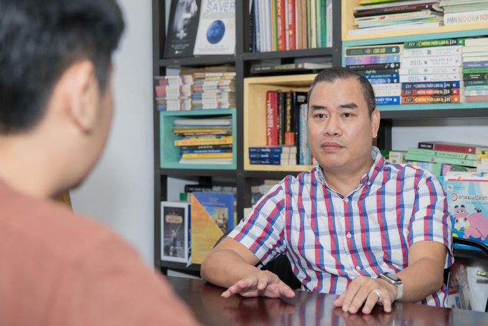 Theo ông, kinh doanh nhà sách truyền thống chưa bao giờ là câu chuyện dễ dàng, nhất là khi thói quen đọc sách đang thay đổi. Vì vậy, người vận hành phải tìm cách xây dựng không gian văn hóa để khách hàng đến trải nghiệm, thư giãn và hình thành nhu cầu đọc, từ đó tạo nền tảng cho hoạt động kinh doanh sách về lâu dài.