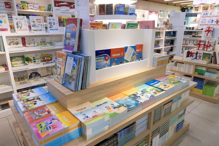 Sách giáo khoa, sách tham khảo, sách luyện thi và các đầu sách bổ trợ kiến thức được bố trí để đáp ứng nhu cầu học tập của học sinh ở nhiều độ tuổi.