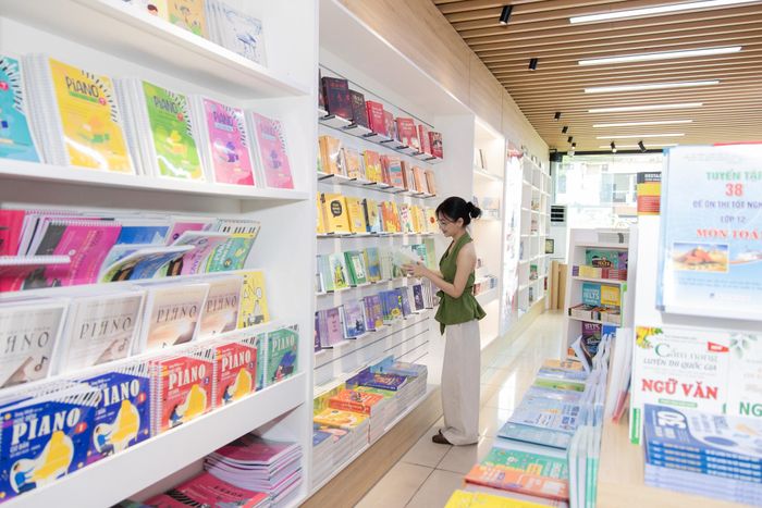 “Chúng tôi cố duy trì mô hình nhà sách truyền thống. Mục tiêu là giữ gìn một không gian tri thức đúng nghĩa, giúp độc giả tận hưởng cảm giác thư thái khi đến trải nghiệm thay vì cảm giác quá nặng tính thương mại như một siêu thị”, đại diện nhà sách chia sẻ.