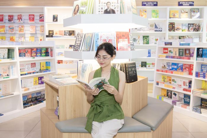 Theo ông, một không gian an toàn, mang tính văn hóa cũng có thể trở thành lựa chọn phù hợp cho phụ huynh thay vì những khu vui chơi tốn kém. Song, nhà sách chỉ bố trí lượng chỗ ngồi vừa đủ để khách có thể nghiên cứu kỹ ấn phẩm trước khi quyết định mua. “Lý do thứ nhất là để tiết kiệm diện tích trưng bày. Thứ hai là để tránh tình trạng nhiều khách hàng đến chỉ để ngồi nghỉ ngơi thay vì đọc sách”, Giám đốc chi nhánh TP.HCM của chuỗi nhà sách cho biết.