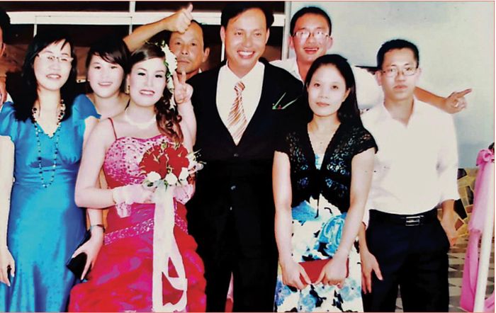  Anh chị em trong xóm trọ ở đám cưới chị Vân. Ảnh: Tác giả cung cấp. 