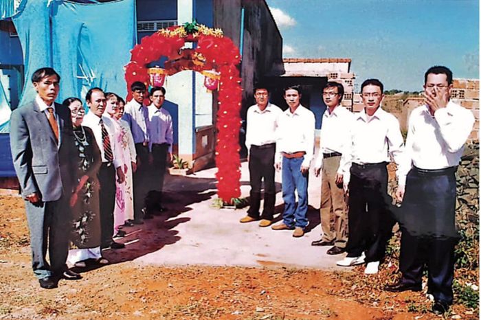  Các anh trong xóm trọ trong đội hình đón nhà trai ở đám cưới chị Vân tại Gia Lai. Ảnh: Hoàng Hiền. 