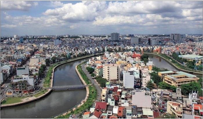  Có một Sài Gòn phồn hoa rực rỡ ôm vào lòng bao nhiêu xóm trọ thân thương. Ảnh: Nguyễn Quang.