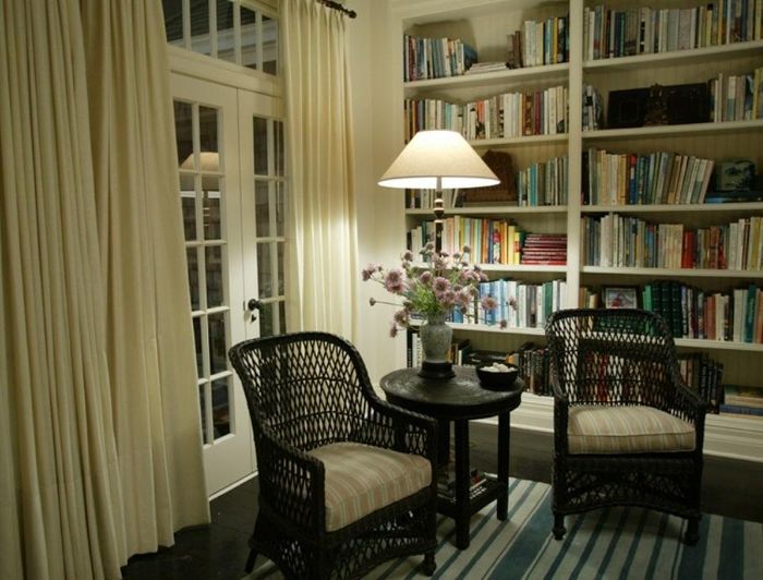 Góc nhà có thư viện nhỏ tạo bởi hệ tủ âm tường cao sát trần của Nancy Meyers. Ảnh: @nmeyers.