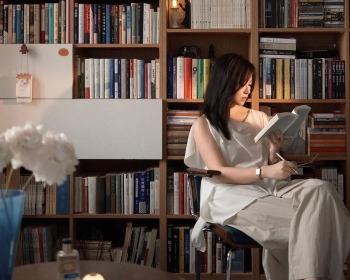 Ngày càng nhiều người muốn có một góc thư viện tại nhà, kể cả khi sống trong căn hộ nhỏ. Ảnh minh họa: Red Note.