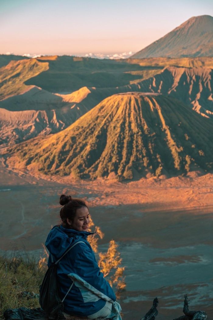 Khách Việt ngắm bình minh, khám phá sa mạc tro dưới chân núi lửa Bromo, tỉnh Đông Java, Indonesia, năm 2019. Ảnh: Nguyễn Oanh.