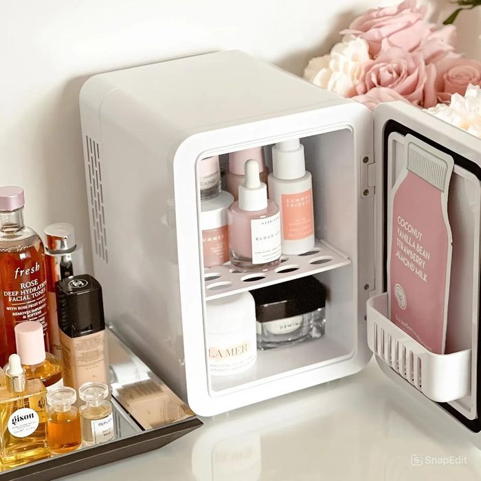 Ngày càng nhiều người đặt tủ lạnh mini trong phòng tắm để đựng mỹ phẩm và các sản phẩm chăm sóc da. Ảnh: The Cosmetics Fridge.