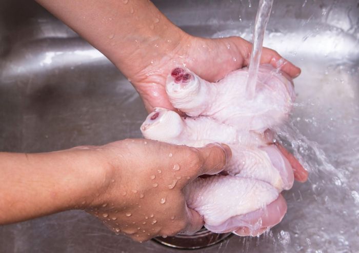 Rửa thịt gà có thể làm phát tán mầm bệnh khắp bồn rửa, xung quanh vòi nước, thức ăn khác. Ảnh: Shutterstock.