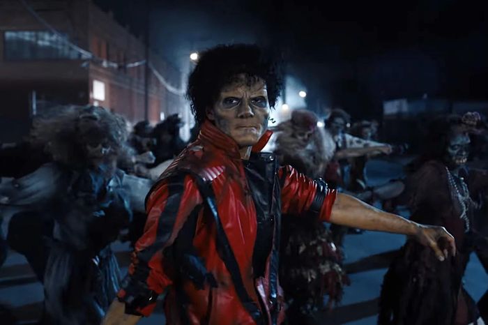  Do Antoine Fuqua đạo diễn, Michael tái hiện cuộc đời Michael Jackson từ những năm đầu sự nghiệp đến khi trở thành biểu tượng âm nhạc toàn cầu. Jaafar Jackson, cháu ruột của Michael, đảm nhận vai chính và nhận nhiều lời khen về màn trình diễn. Tuy nhiên, giới phê bình cho rằng bộ phim hơi an toàn, chưa đào sâu đầy đủ những khía cạnh phức tạp trong cuộc đời ông hoàng nhạc pop. 