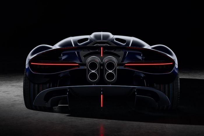  Bugatti Destrier sở hữu cánh gió tích hợp vào thân xe theo phong cách Chiron Profilée cùng cụm đèn hậu họa tiết tối giản hiện đại, tạo nên vẻ đẹp tinh tế thay vì phô trương. 